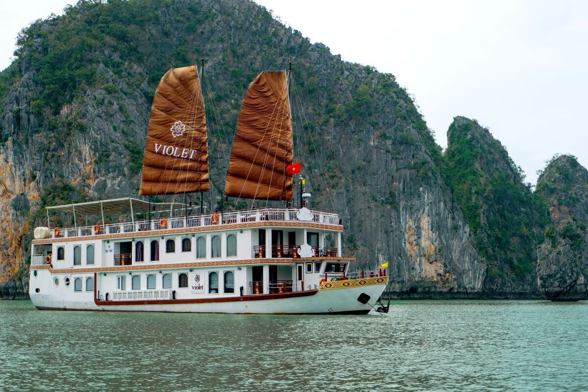Heritage Line Violet Cruise 3D2N | Bai Tu Long Bay